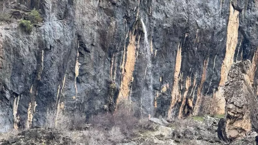 Şırnak’ta Şaşırtan Görüntü: Kayadan Su Fışkırdı