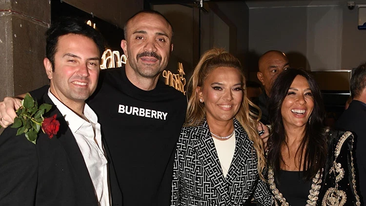 Demet Akalın yeni yaşını önceki akşam Rue Live sahnesinde kutladı.