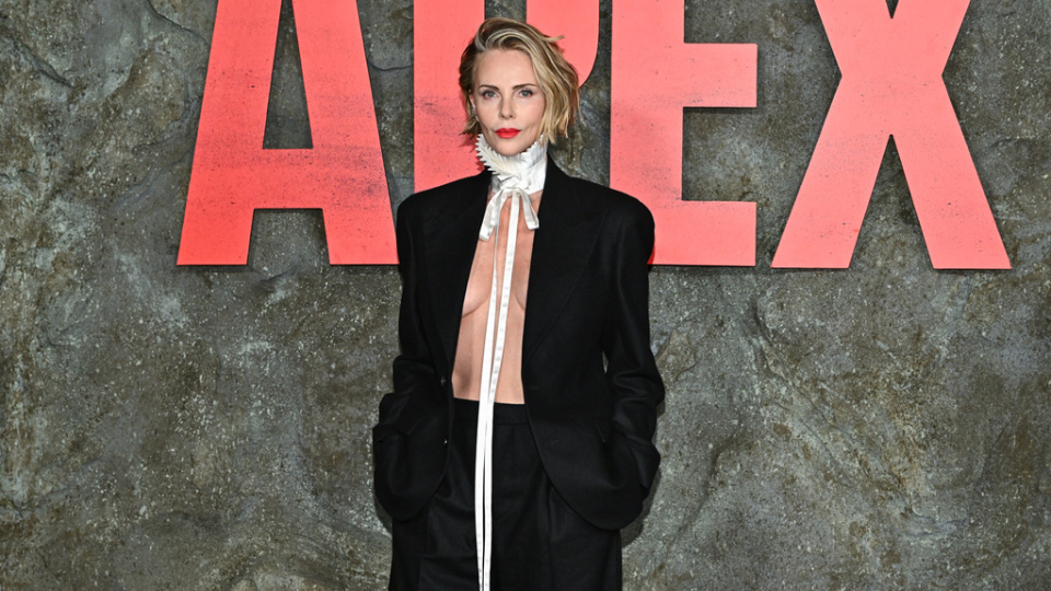 Times Meydanı’nda Dev Tırmanış: Theron’dan Unutulmaz ‘Apex’ Tanıtımı!