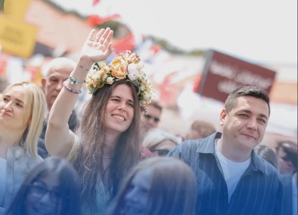 Alaçatı’da festival coşkusu: Ot Festivali korteji ilgi gördü