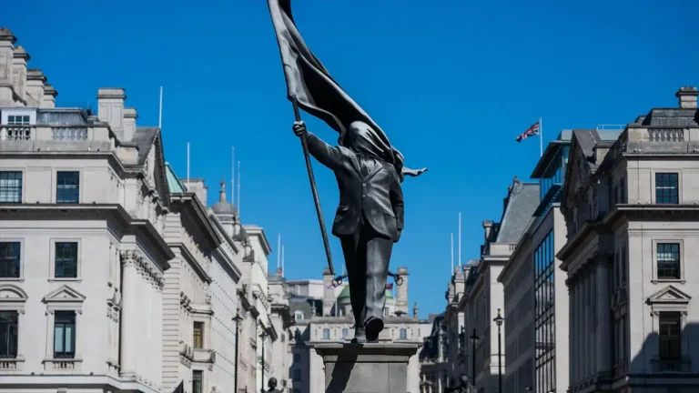 Banksy, Londra’da Yeni Eseriyle Ortaya Çıktı