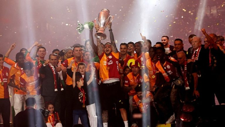 Şampiyon Galatasaray taraftarıyla buluştu: Kutlamalarda görsel şölen